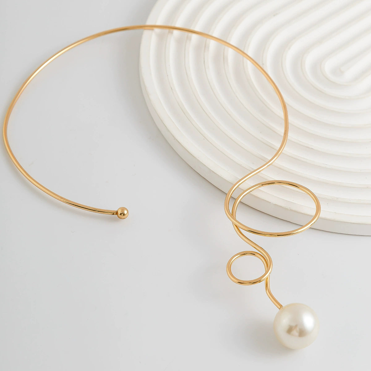Elegant Gold Sculptural Open Choker Necklace with Pearl