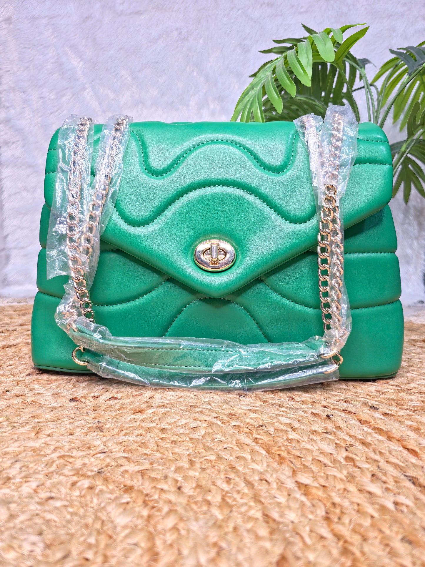 BAGMATES Iconic statement handbag