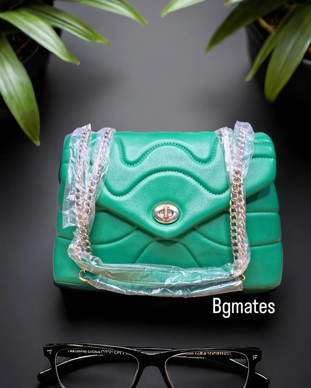 BAGMATES Iconic statement handbag