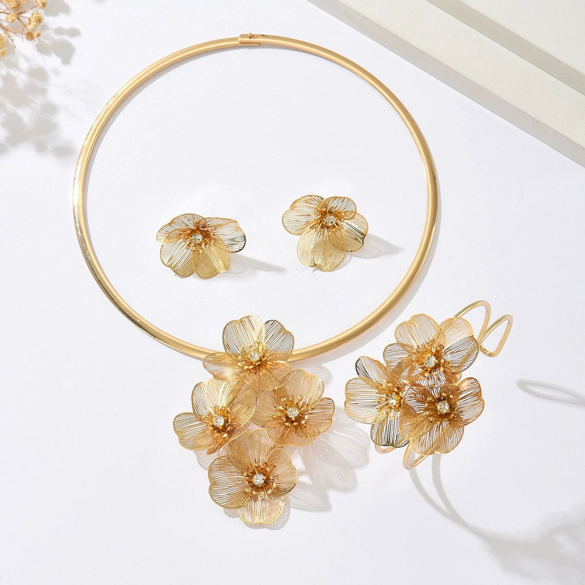 Exquisite Gold Floral Wire Choker Set with Earrings & Ring