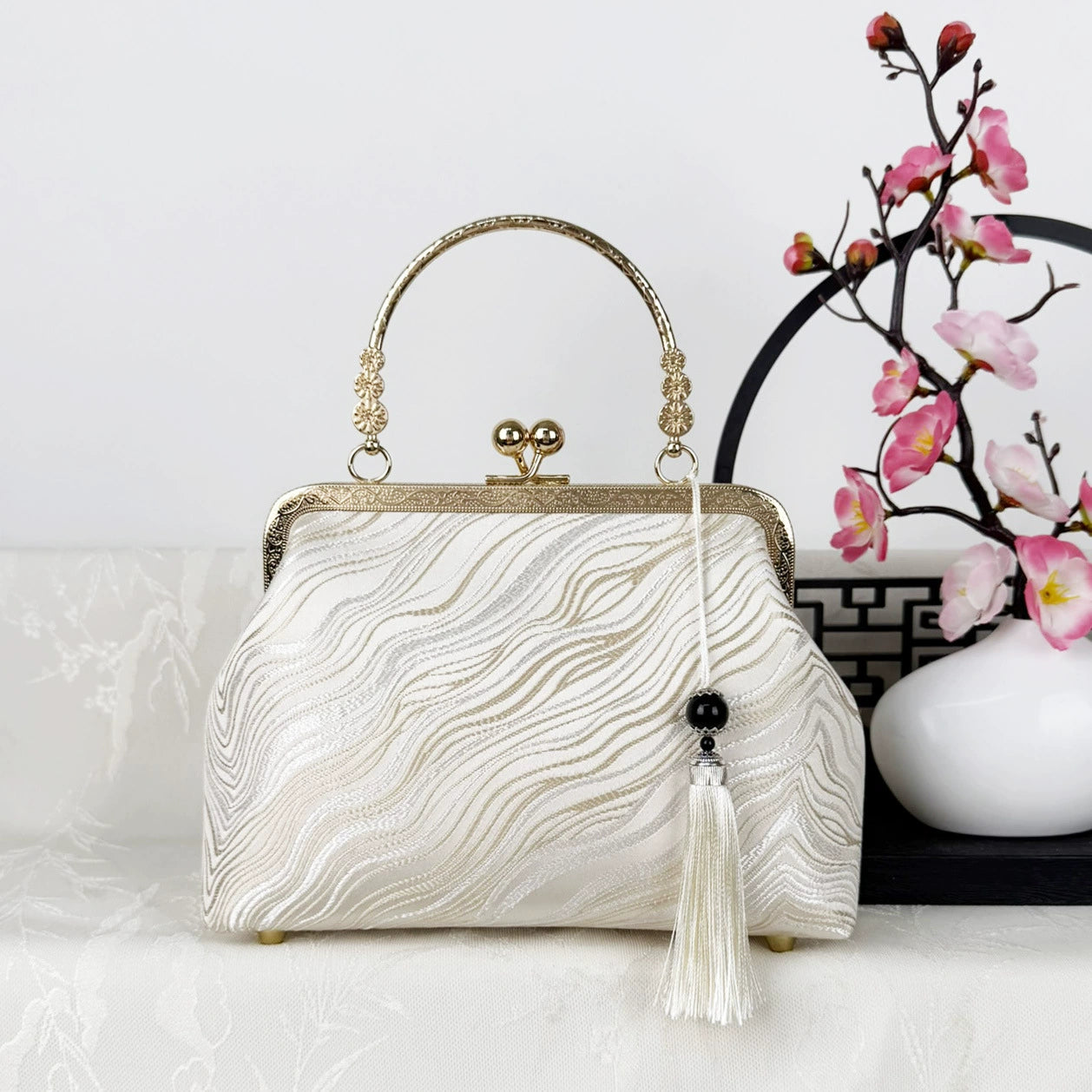 Elegant Embroidered Silk Clutch Bag with Vintage Kiss-Lock Frame